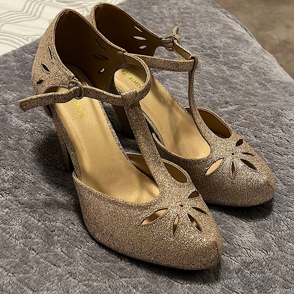 NWOT ModCloth Size 11 Gold Vintage Heels